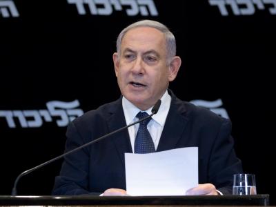 Das israelische Justizministerium hatte im November mitgeteilt, dass Ministerpräsident Netanjahu wegen Betrugs und Untreue sowie Bestechlichkeit angeklagt werden soll. Benjamin Netanjahu