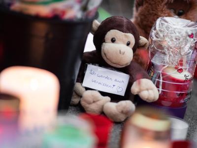 Viele Leute legten Blumen, Plüschtiere und Kerzen am Zoo nieder, um zu zeigen: Wir trauern. Anteilnahme nach Brand