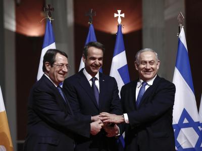 Der zyprische Präsident Nikos Anastasiades (l-r), Griechenlands Ministerpräsident Kyriakos Mitsotakis und der israelische Regierungschef Benjamin Netanjahu posieren vor der Unterzeichnung des Pipeline-Abkommens für die Fotografen. Treffen in Athen