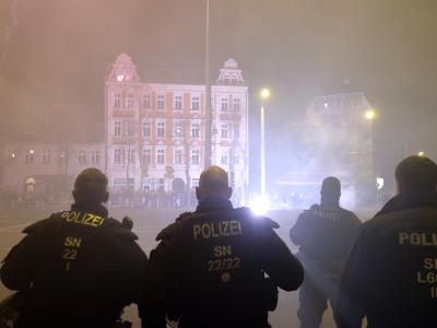 Polizisten stehen in der Neujahrsnacht an einer Kreuzung im Leipziger Stadtteil Connewitz. Neujahrsnacht in Leipzig