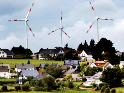 Die große Koalition will nach SPD-Angaben Bürger stärker belohnen, wenn sie Windräder in ihrer Nachbarschaft dulden - möglicherweise auch mit direkten Geldzahlungen an die Anwohner. Windräder in NRW