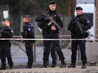 Schwerbewaffnete Polizisten sichern den Tatort nach der Messerattacke. Polizisten in Paris