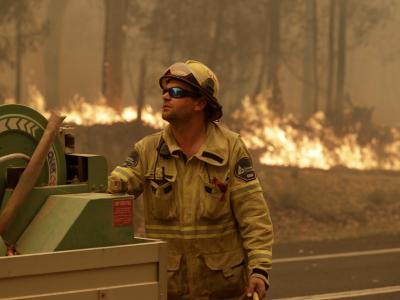 Kampf gegen die Flammen: Ein Mitarbeiter der Forest Corporation in der Nähe von Moruya. Buschbrände