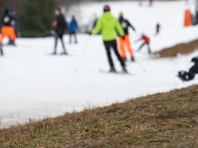 Wintersportler auf Pisten aus künstlichem Schnee in Winterberg. Laut Wetterexperten ist Schnee vor allem Ende Januar und Anfang Februar zu erwarten. Kunstschnee