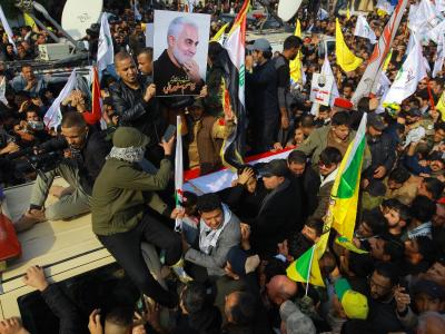 Anhänger des getöteten iranischen General Soleimani nehmen an einem Trauerzug in Bagdad teil. Trauerzug in Bagdad