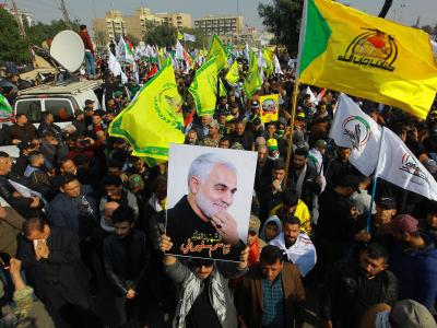 Anhänger des getöteten iranischen Generals Ghassem Soleimani nehmen onj Bagdad an einem Trauerzug teil. Trauerzug in Bagdad