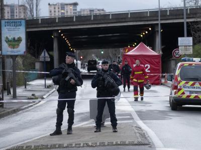 Polizisten sichern nach der Messerattacke den Tatort in Villejuif südlich von Paris. Polizeieinsatz