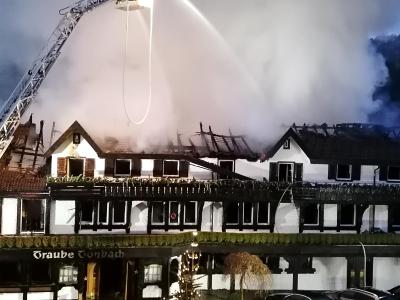 Einsatzkräfte der Feuerwehr löschen einen Brand im Restaurants des Hotels «Traube Tonbach». Brand in Drei-Sterne-Restaurant