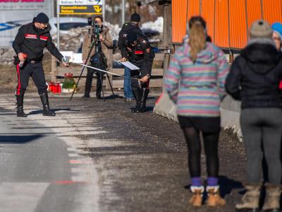 Einsatzkräfte der Carabinieri rekonstruieren in Luttach den Unfallhergang, während Teilnehmer einer Reisegruppe zusehen. Einsatz in Luttach