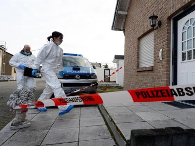 Beamte der Spurensicherung betreten das Haus in Langerwehe bei Düren, in dem die drei Leichen gefunden worden waren. Spurensicherung
