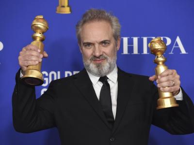 Sam Mendes freut sich über zwei Golden Globes. Golden Globes - Sam Mendes