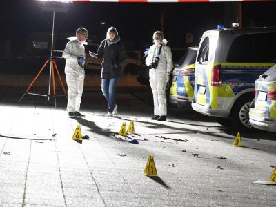Polizeibeamte stehen in einem abgesperrten Bereich vor der Polizeiwache Süd in Gelsenkirchen. Polizist erschießt mutmaßlichen Angreifer