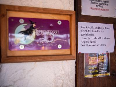 Die Bar «Hexenkessel» ist nach dem Tag des Unfalls geschlossen, mit einer Notiz an der Eingangstür. Bar «Hexenkessel»