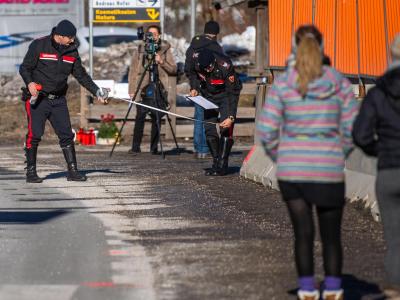 Einsatzkräfte der Carabinieri rekonstruieren den Unfallhergang in Luttach. Ermittlungen