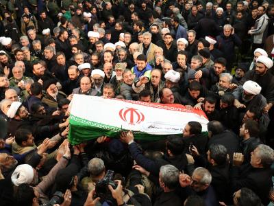 Der Sarg des iranischen Generals Ghassem Soleimani bei einem Trauerzug an der Universität Teheran. Trauerfeier