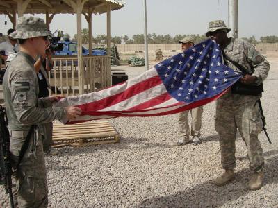 US-Soldaten falten im irakischen Militärstützpunkt Scania ihre Flagge zusammen. US-Soldaten im Irak