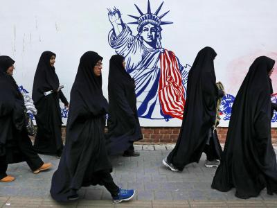 Die Teilnehmerinnen einer Trauerzeremonie für den getöteten General Soleimani gehen auf ihrem Heimweg an der satirischen Zeichnung einer verstümmelten Freiheitsstatue vorbei. Trauerfeier für Soleimani