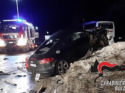 Das von den Carabinieri Bozen herausgegebene Foto zeigt den Unfallwagen. Unfall in Südtirol