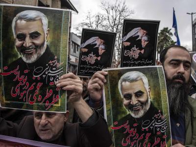Demonstranten halten im iranischen Rascht Bilder des getöteten Generals Soleimani hoch. Trauer um Soleimani