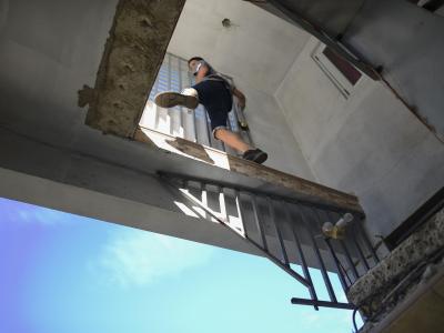 Ein Junge klettert durch das beschädigte Haus seiner Tante, das nach einem Erdbeben teilweise eingestürzt ist. Puerto Rico