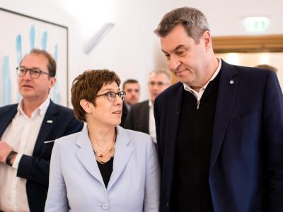 Im Gespräch: Die CDU-Vorsitzende Annegret Kramp-Karrenbauer und CSU-Chef Markus Söder (r.). Im Hintergrund ist CSU-Landesgruppenchef Alexander Dobrindt zu sehen. Winterklausur der CSU-Landesgruppe