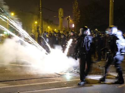 Polizisten in der Silvesternacht an einer Kreuzung im Stadtteil Connewitz. Leipzig-Connewitz