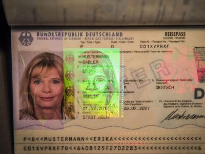 Um Ausweise fälschungssicher zu machen, sollen Passbilder künftig nur noch im Bürgeramt entstehen. Das sieht ein Gesetzentwurf des Bundesinnenministeriums vor. Deutscher Reisepass