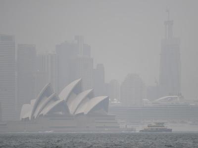 Rauch, bedingt durch die umliegenden Buschbrände, umhüllt das Opera House in Sydney. Australien