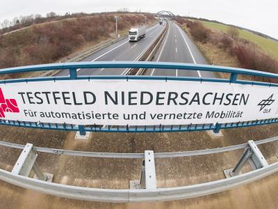 Auf dem Weg zum automatisierten Fahren sollen auf einem neuen Testfeld bei Braunschweig vernetzte Autos erprobt werden. An der Autobahn 39 sind dafür 71 Masten errichtet worden. Teststrecke in Niedersachsen