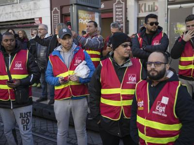 Demonstranten versammeln sich in Marseille: Die Wut über die geplante Rentenreform bleibt ungebrochen. Streiks in Frankreich