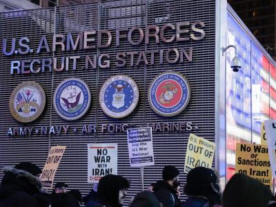 Auf dem Times Square in New York demonstrieren Menschen vor einem Rekrutierungs-Büro des Militärs gegen einen Krieg der USA mit dem Iran. Proteste in New York