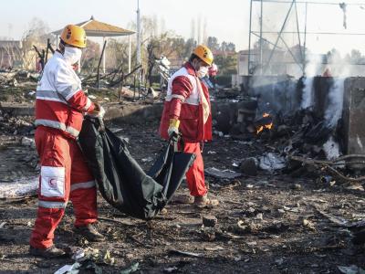 Rettungskräfte an der Absturzstelle bei Teheran. Passagierflugzeug nahe Teheran abgestürzt