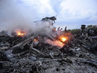 Trümmer einer Boeing 777 der Malaysia Airlines brennen bei Donezk in der Ukraine. Das Passagierflugzeug mit der Flugnummer MH17 war mit 298 Menschen an Bord abgeschossen worden. Flug MH17