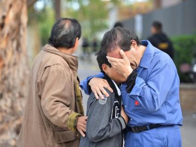Trauer vor der Cervantes-Schule im mexikanischen Torreón. Ein Elfjähriger hatte in der Grundschule das Feuer eröffnet und sich und eine Lehrerin getötet. Tote an Grundschule in Mexiko