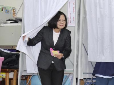 Taiwans chinakritische Präsidentin Tsai Ing-wen vor der Stimmabgabe in Taipeh. Taiwans Präsidentin Tsai Ing-wen