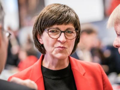 SPD-Chefin Esken hatte in einem Interview erklärt, die Vision des «demokratischen Sozialismus» sei «ein Zielbild, so wie unsere Grundwerte Freiheit, Solidarität, Gerechtigkeit». SPD-Chefin Saskia Esken