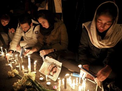 Menschen zünden bei einer Mahnwache am Eingang der Amri Kabir Universität in Teheran Kerzen an, um der Opfer des Flugzeugabsturzes zu gedenken. Mahnwache