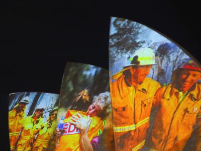 Symbolischer Dank an die Einsatzkräfte in Sydney: Auf die großen Segel des Opernhauses werden als Zeichen der Solidarität Bilder von Feuerwehrleuten projiziert. Symbolischer Dank an die Einsatzkräfte