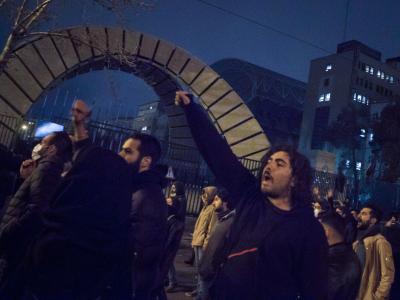 Studenten demonstrieren nach einer Trauerfeier für die Opfer des Flugzeugabsturzes in Teheran. Studenten demonstrieren in Teheran