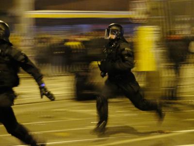 Polizisten räumen eine Kreuzung im Stadtteil Connewitz in der Silvesternacht. Connewitz