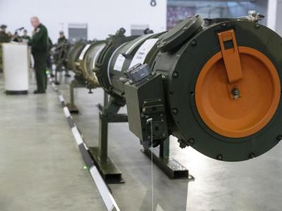 Der neue russische Marschflugkörper vom Typ 9M729 ist zur Präsentation in einer Halle aufgestellt. Nach Auffassung der NATO, sind die Raketen vom Typ SSC-8 (Bezeichnung der Nato) in der Lage in fast ganz Europa Hauptstädte zu treffen. Russischer Marschlugkörper SSC-8