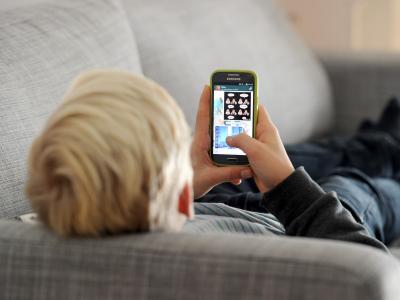 55 Prozent der Eltern berichten in einer Umfrage von schlechten Erfahrungen ihrer Kinder im Netz oder von übermäßiger Nutzung. Kinder im Internet
