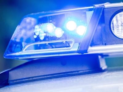 Ein Blaulicht leuchtet an einer Polizeistreife. Polizei