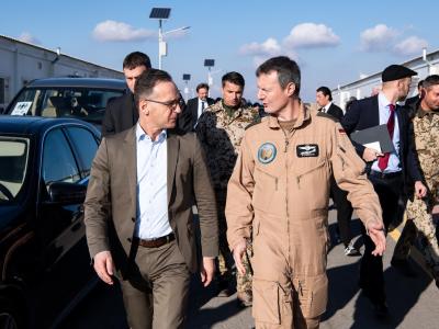 Außenminister Heiko Maas (l) wird auf der Luftwaffenbasis Al-Asrak von Oberst Markus Kleinbauer, Kommandeur des deutschen Einsatzkontingentes Counter Daesh, durch das Lager geführt. Maas in Al-Asrak