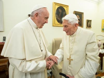 Papst Franziskus (l) und der emeritierte Papst Benedikt XVI im Kloster «Mater Ecclesiae» in Rom. Franziskus und Ex-Papst Benedikt