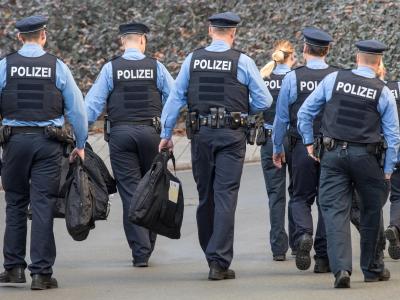 Laut einer aktuellen Umfrage genießt die Polizei bei Anhängern der SPD (82 Prozent) und der CDU (80 Prozent) das größte Vertrauen. Polizistinnen und Polizisten