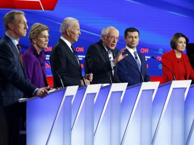 Die demokratischen Präsidentschaftsbewerber Tom Steyer (l-r), Elizabeth Warren, Joe Biden, Bernie Sanders, Pete Buttigieg und Amy Klobuchar während der letzten Fernsehdebatte vor den Vorwahlen. Demokratische Präsidentschaftsbewerber
