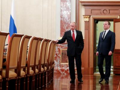 Hier sind jetzt alle Stühle freigeworden: Russlands Präsident Wladimir Putin (l) und Dmitri Medwedew vor einer Kabinettssitzung. Putin und Medwedew