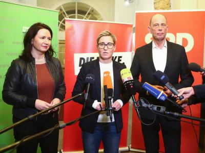Thüringens Umweltministerin Anja Siegesmund (l-r) von Bündnis90/Die Grünen, die Linke-Fraktionsvorsitzende Susanne Hennig-Wellsow und Wirtschaftsminister Wolfgang Tiefensee (SPD) geben die Beendigung der Verhandlungen über eine Minderheitsregierung bekann Minderheitsregierung geplant