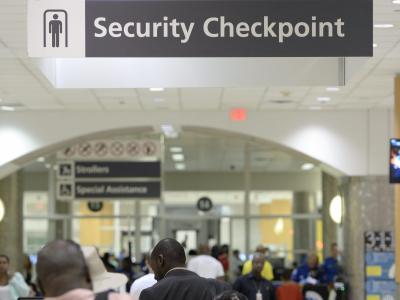 Passagiere stehen vor ihrem Abflug vom Hartsfield-Jackson Atlanta International Airport zur Sicherheitskontrolle an. Kontrolle am Flughafen